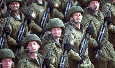 Госдума поддержала решение о повышении зарплат военнослужащим по контракту.