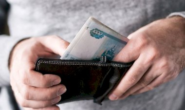 Отрасли с самыми высокими и низкими зарплатами.