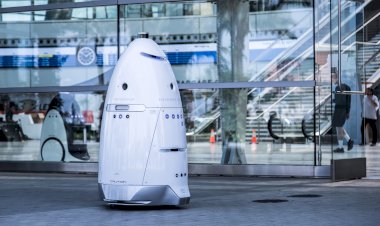 Робот-полицейский нагрубил обратившемуся к нему человеку.