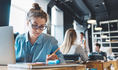 Сотрудники, занятые в туристической, гостиничной сфере и в сфере продаж, увереннее всех ощущают себя на рынке труда.