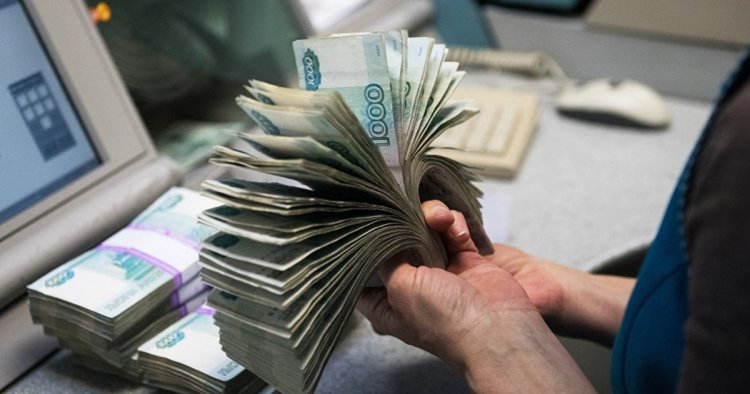 Самые высокие зарплаты работодатели готовы платить управленцам высшего звена и программистам.