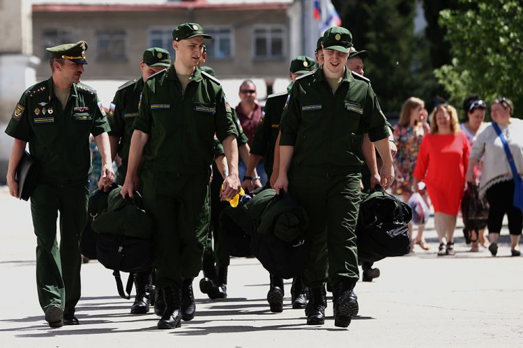 Иностранцам определили срок службы по контракту