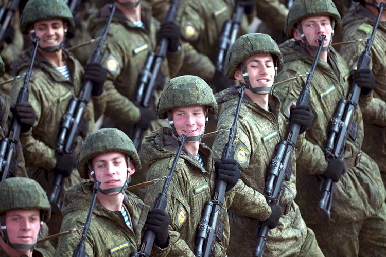 Госдума поддержала решение о повышении зарплат военнослужащим по контракту.