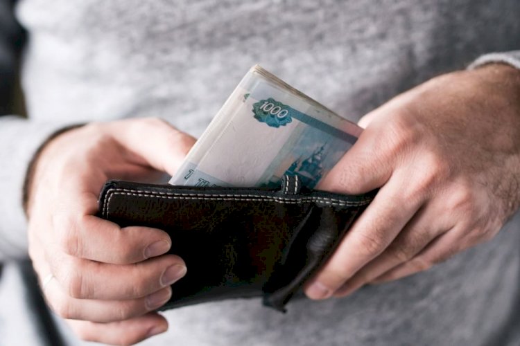 Отрасли с самыми высокими и низкими зарплатами.